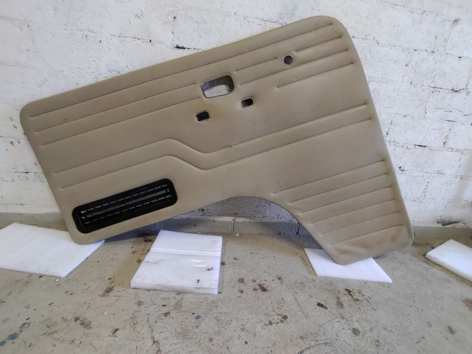 VW Tutti pezzi di ricambio auto: VW T2 Seitenpanel – Usato da Gurmels venduto da Tube1 2