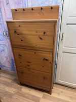 Schuhschrank aus Holz mit Schlüsselbrett