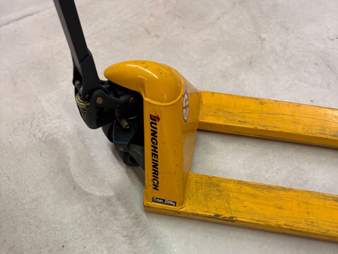 Carrelli elevatori e a forche: Transpalette manuel Jungheinrich – 2’200 kg – professionnel – Usato da Aarberg venduto da SNMachines 3