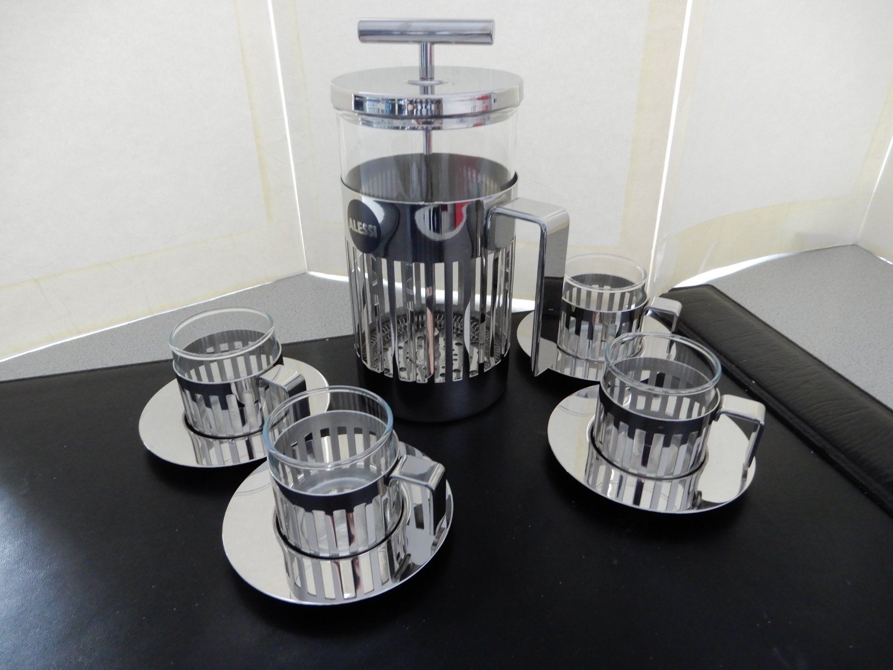 Alessi Macchine per caffè & Macchine per espresso: Alessi Kaffeeset/Pressfilter 0,72L , 4 Kaffeegläser + Teller – Usato da Burgdorf venduto da Liss