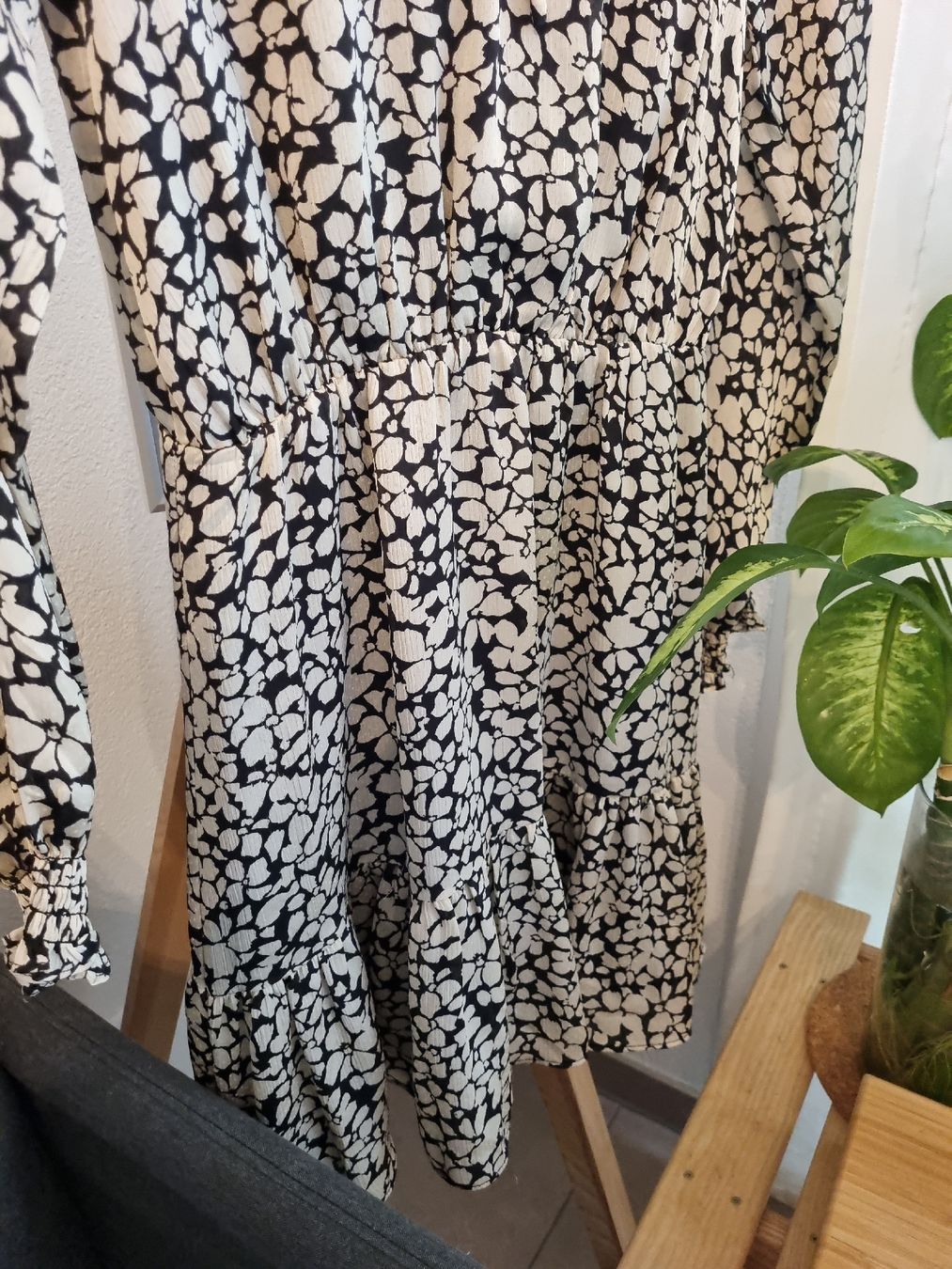 Mango Vestiti: MANGO Floral Dress Black/Beige – Nuovo (secondo la descrizione) da Aigle venduto da Smagbrelle18 1