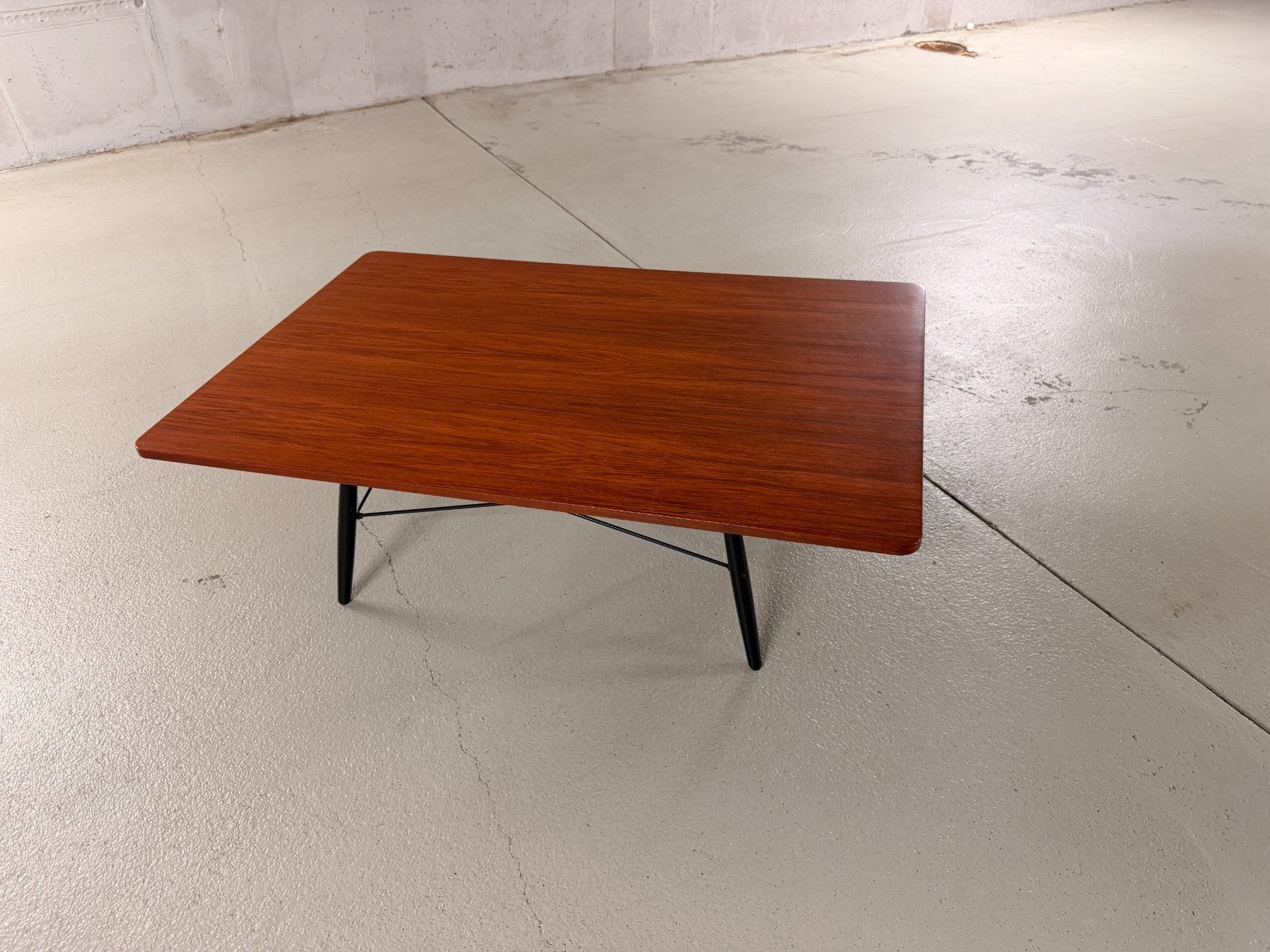 Eames Tische: Eames Coffee Table in Nussbaum – Gebraucht aus Rüschlikon von thierry1707 1
