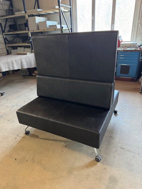 Sofas: Orangebox Objektsofa Leder – Neu (gemäss Beschreibung) aus Zollikofen von OberliAG 2