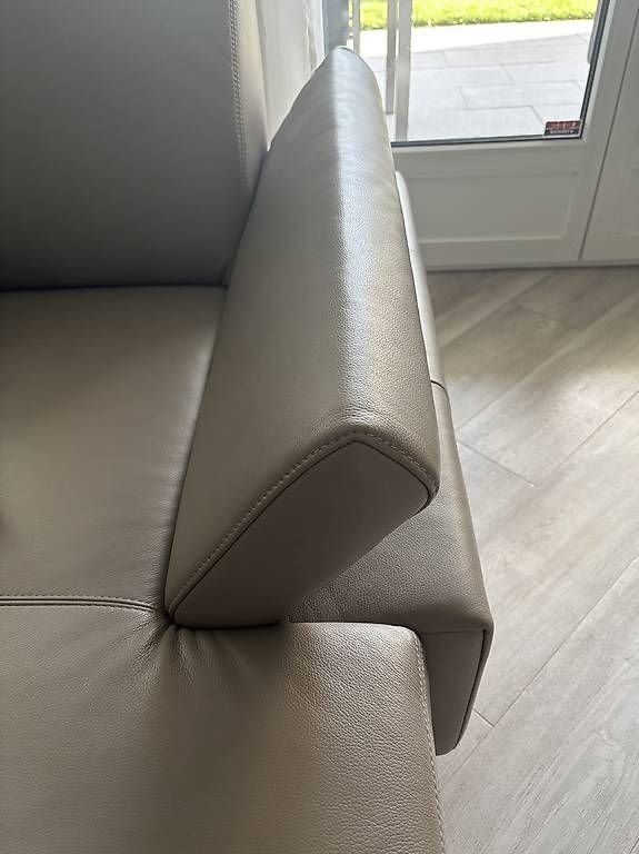 Livique Sofas: Sitzgruppe U-Form, echt Leder – D'occasion à Volketswil par Ducatim6 3