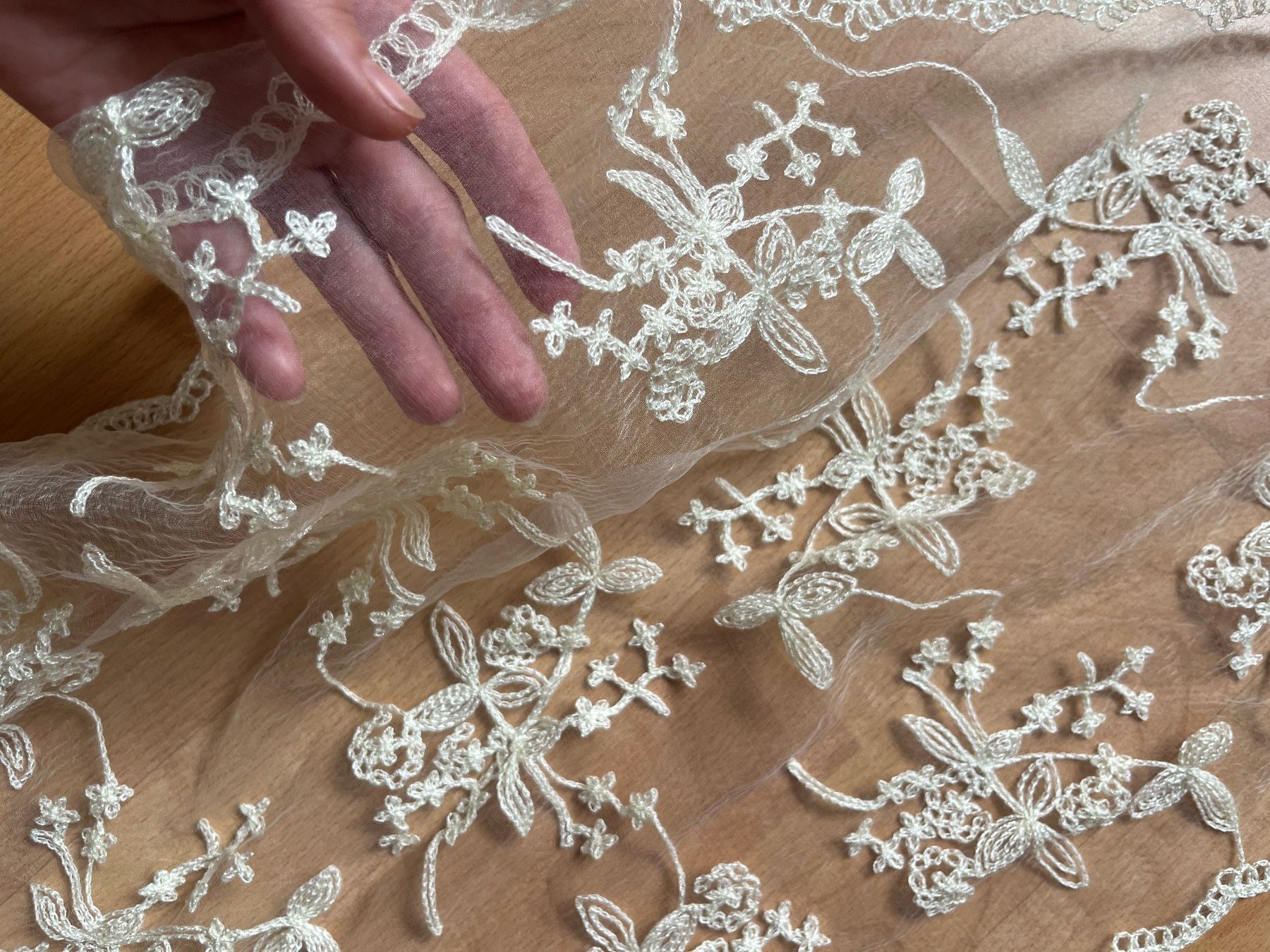 Foulards, Tücher & Schals: Cream-coloured triangular scarf – Gebraucht aus Basel von das_7wzs 1