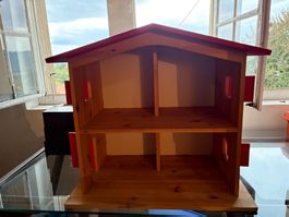 Puppenhaus Holz mit roten Elementen guter Zustand