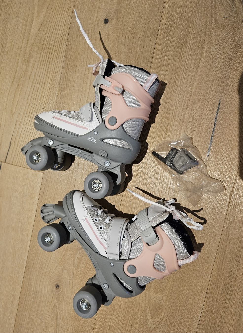 Pattini in linea & Pattini a rotelle: Rollschuhe, Grösse 33-37, Neuwertig – Nuovo (secondo la descrizione) da Ottikon b.Kemptthal venduto da Jigsaw1 2