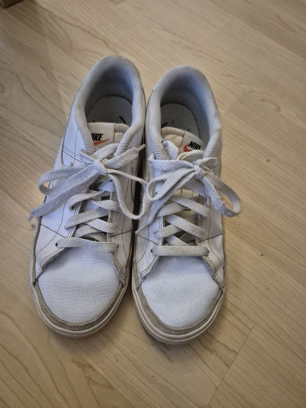Nike Damenschuhe: Nike Sneakers Grösse 40 – Gebraucht aus Oberweningen von Bumblebee2