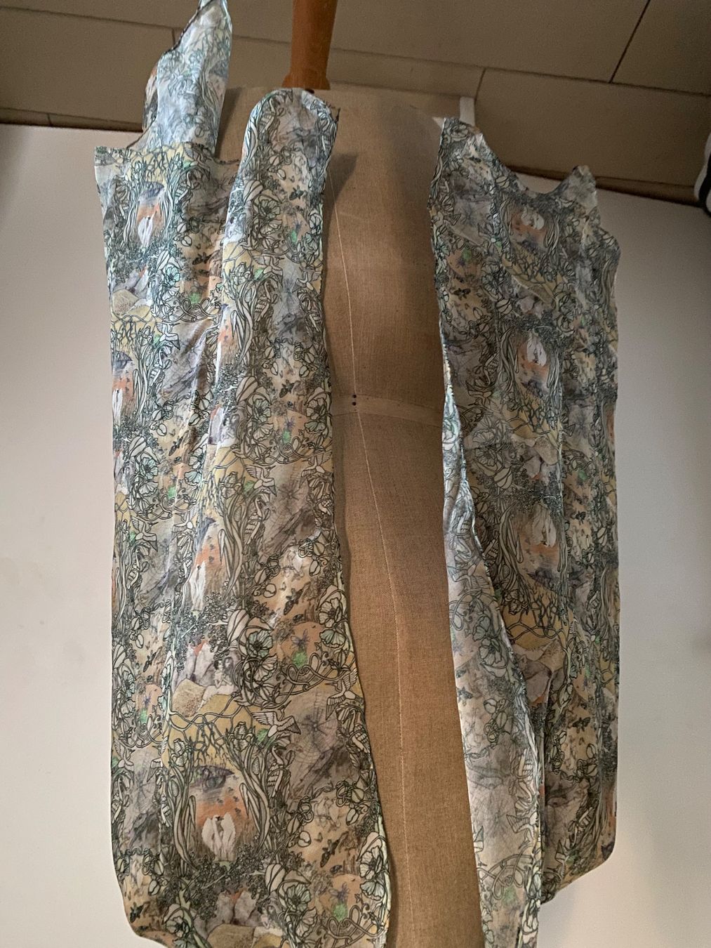 Fabric Frontline Foulard & Sciarpe: Fabric Frontline Seidenschal – Usato da Zürich venduto da JAD01