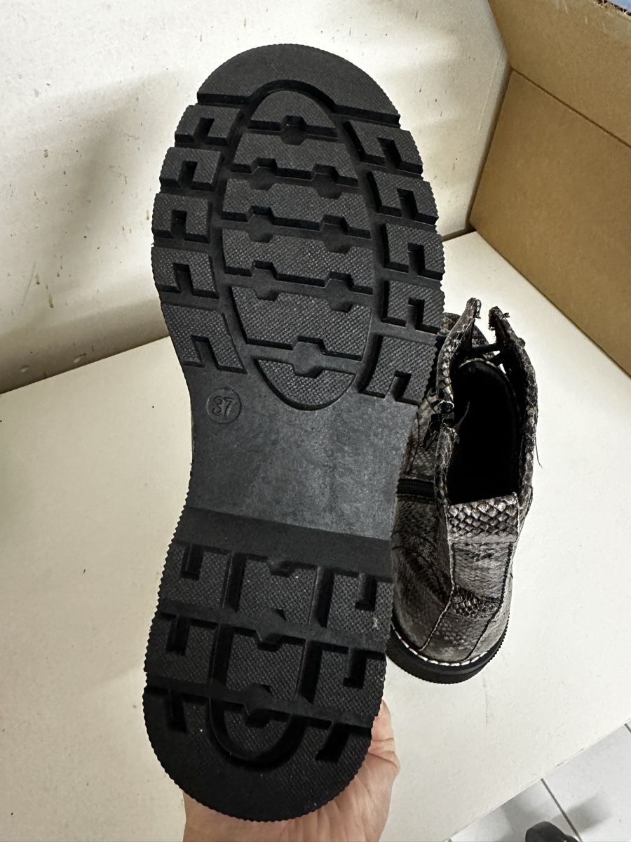 Chaussures femmes: Stiefeletten mit Leo Muster, Gr.37 – D'occasion à Siebnen par luana_cataleya 4