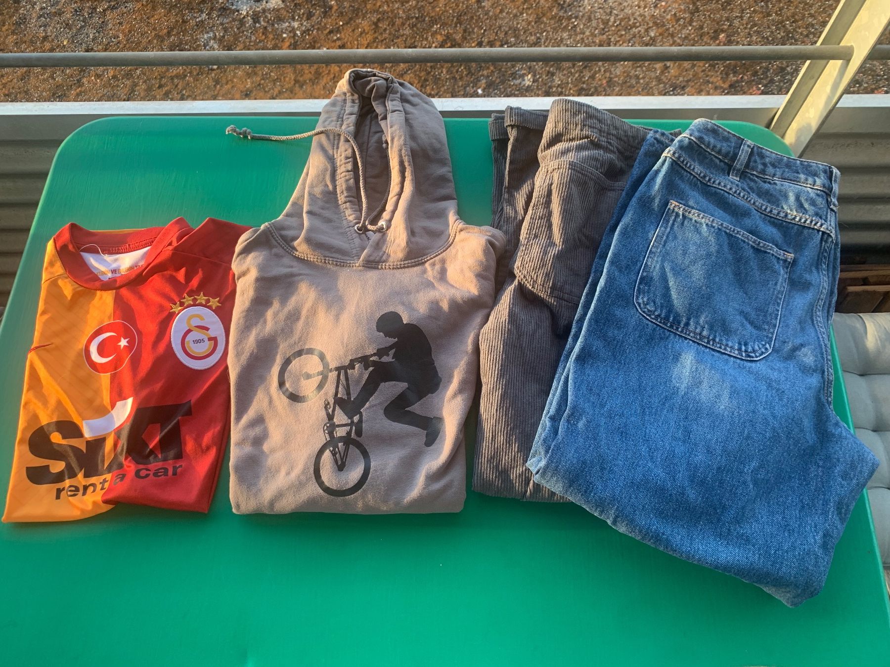 Lotti & Set di vestiti: Kleines Kleiderpaket Junge, Gr. 170 / S – Usato da Au ZH venduto da Clio72