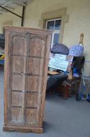 Antiker Schrank Holz mit Metallbeschlägen Zustand gut
