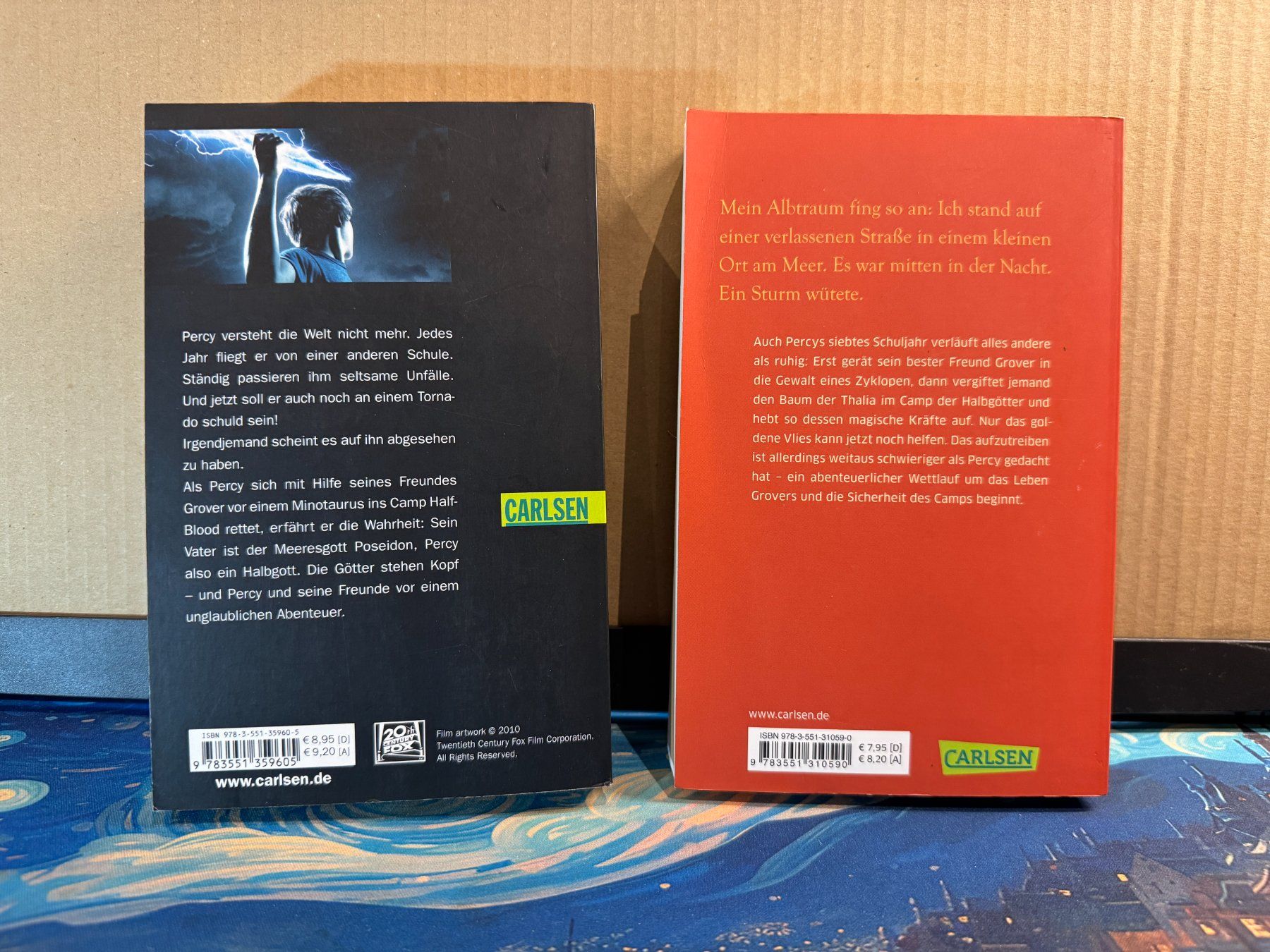 Libri: Percy Jackson - 2 Bücher – Nuovo (secondo la descrizione) da Tentlingen venduto da mondir 2