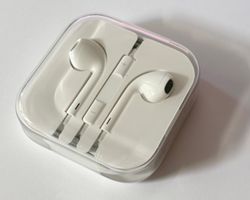 Original Apple EarPods mit 3.5mm Stecker – NEU & UNBENUTZT