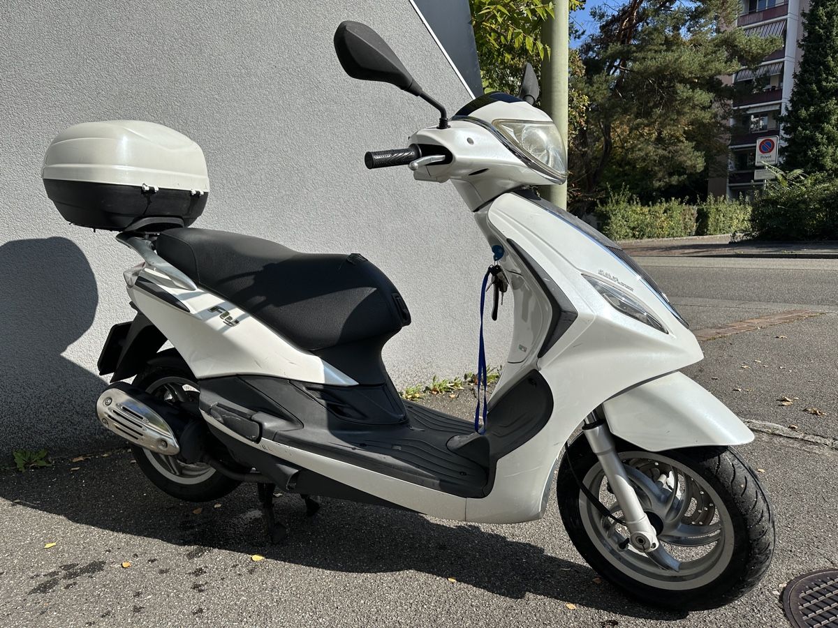 Piaggio Scooter: Piaggio Roller Fly 125cc weiss mit Topcase gebraucht – Usato da Binningen venduto da pmo_66z8 7