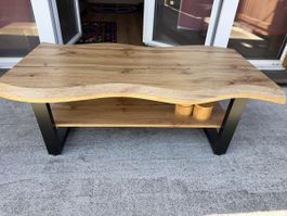 Couchtisch Baumkante Holz mit Ablage neuwertig