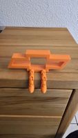 Chevrolet Logo Orange mit Beinen