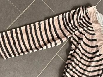 Robes: Kleid mit Muster und V-Ausschnitt Grösse L – D'occasion à Lommis par manmarmi 2