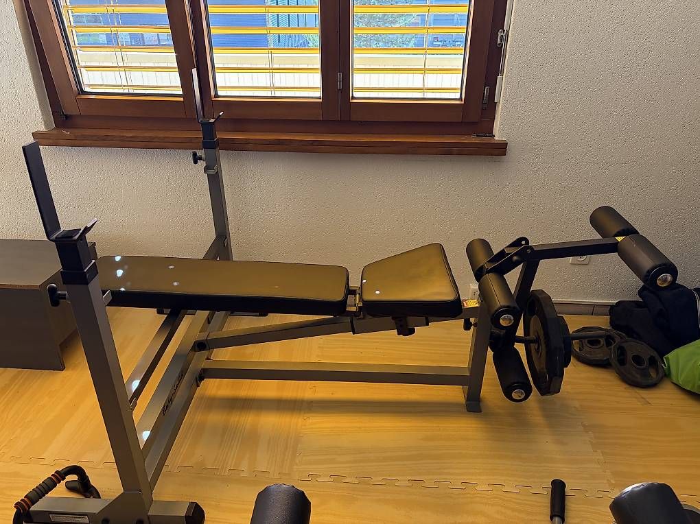 Hometrainer: Body-Solid Hantelbank mit Langhantelablage & Beintrainer – Usato da Buchrain venduto da bbrules1886 2