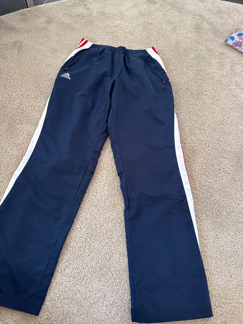 Adidas Pantaloni: Adidas Trainingshose, Grösse S – Nuovo e nell'imballaggio originale da Oberweningen venduto da Ardnas89