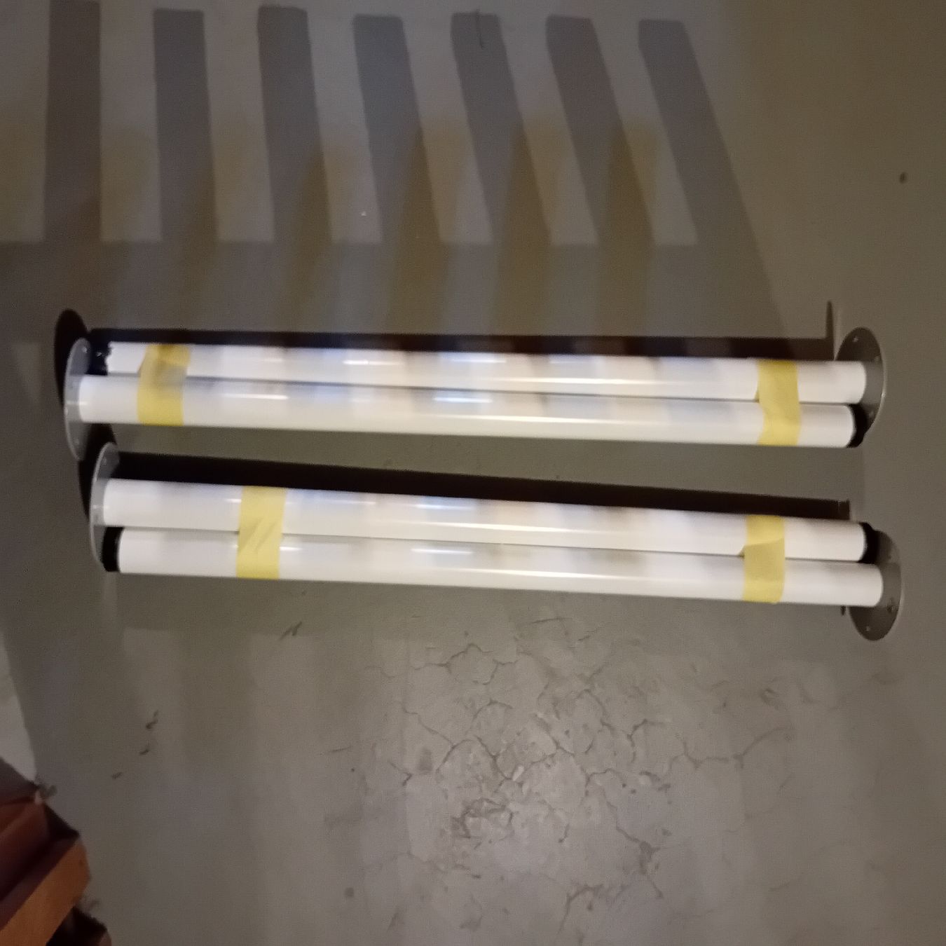 Sonstiges Mobiliar: 4 + 2 pieds de table – Gebraucht aus Biel/Bienne von Monhub