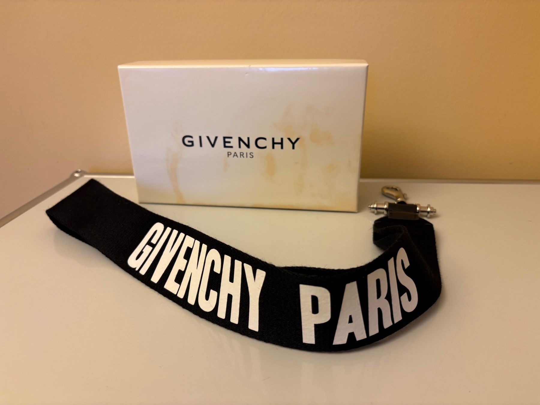 Givenchy Portachiavi: PORTE-CLE GIVENCHY - NEUF 100% AUTHENTIQUE – Nuovo e nell'imballaggio originale da Morges venduto da Bubblecut