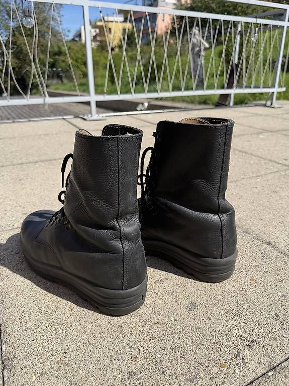 Schweizer Armee Scarpe da uomo: Schweizer Militärstiefel - Leder, Schwarz – Usato da Zug venduto da Marc_Motos 2