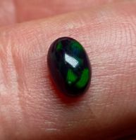 0,9 ct Natural Play-of-Color Black Opal