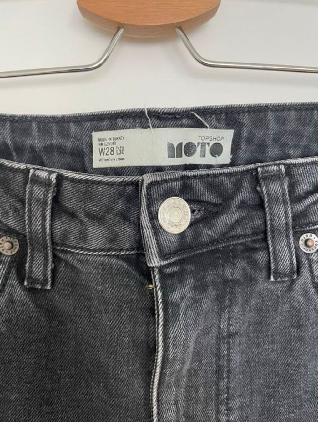 Topshop Jeans: Jeans Topshop Grau-schwarz – Usato da Zürich venduto da Nadsh 2