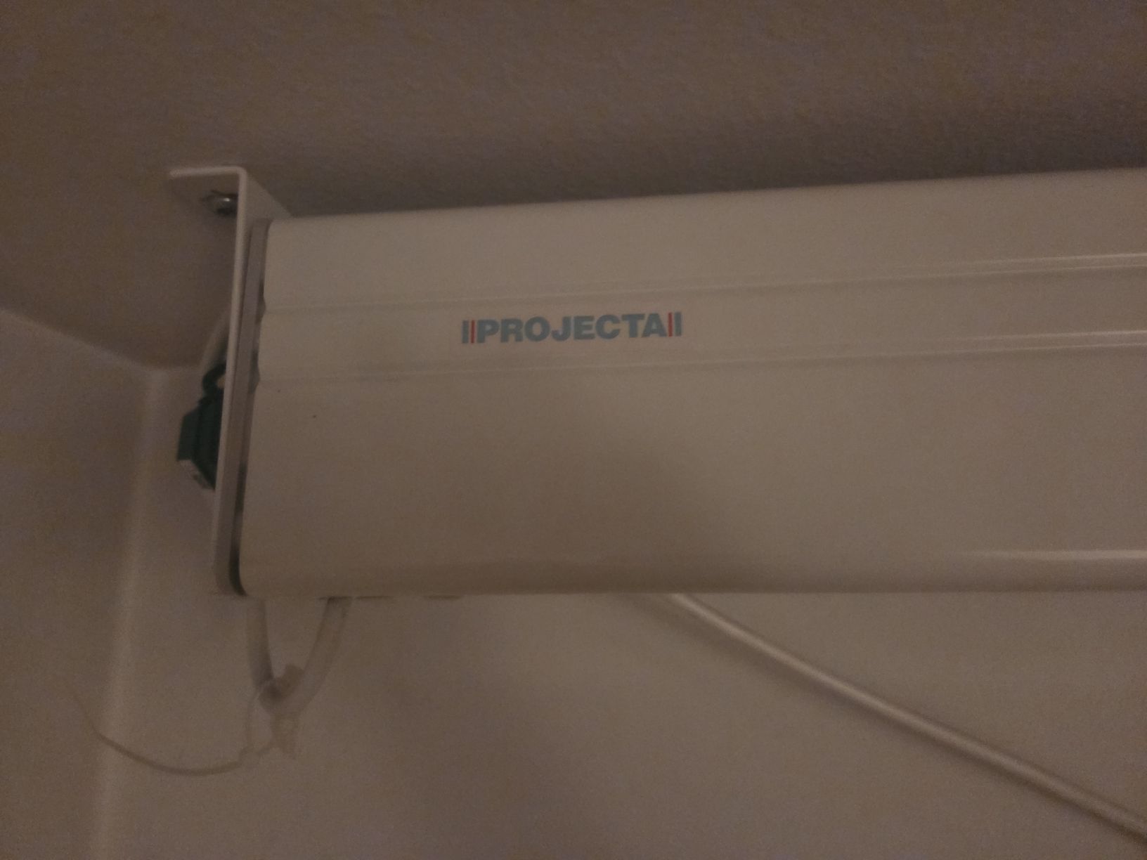 Heimkino: Projektionsleinwand Projecta elektrisch gebraucht – Gebraucht aus Winterthur von lanrom