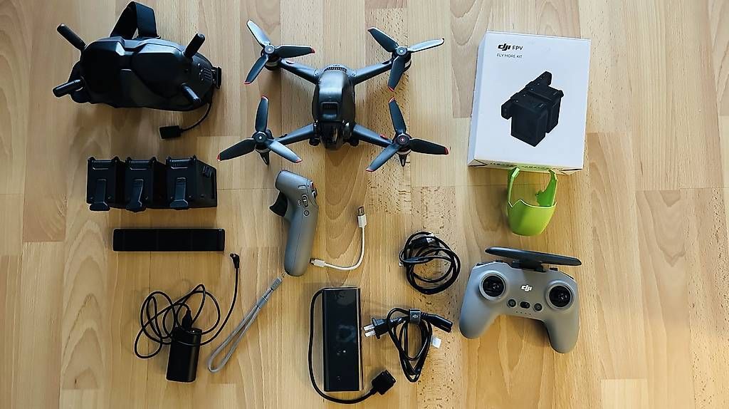 Telecomando: DJI FPV COMBO + Fly more kit + Motion Controller – Usato da Kloten venduto da jasonjason1206