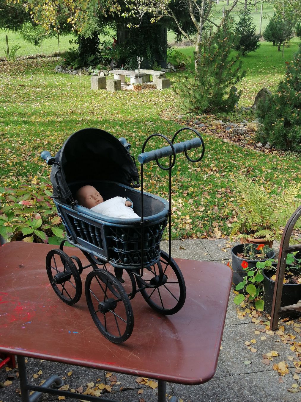 Carrozzine per bambole: Puppenwagen mit süsser Puppe – Usato da Hombrechtikon venduto da Vre_l9t8 1