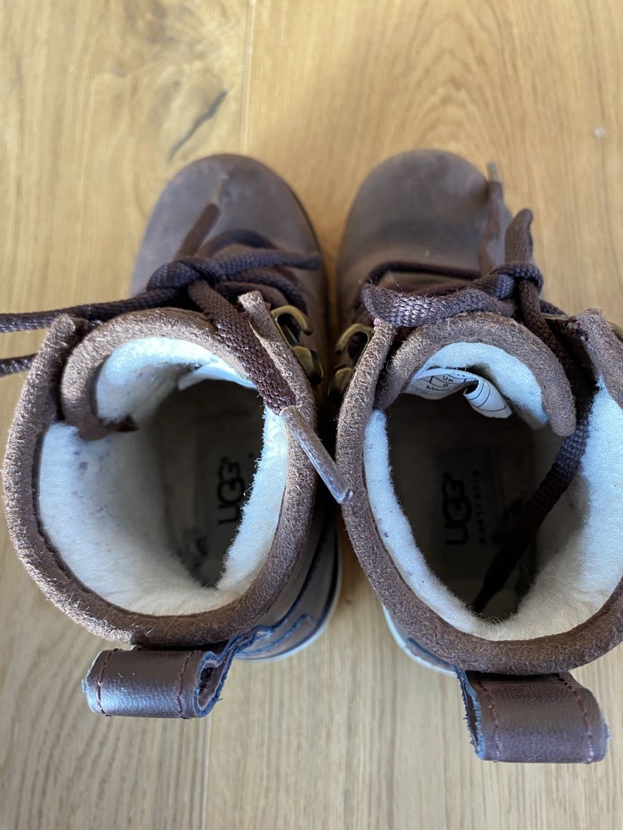 Ugg Chaussures garçon: Bottines enfant UGG T.27 – D'occasion à Riaz par lae_w8v5 4