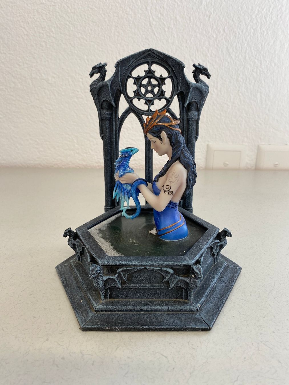 Statuette: Elfenfigur mit kleinem Drachen – Usato da Niederhelfenschwil venduto da Chleeblatt1938