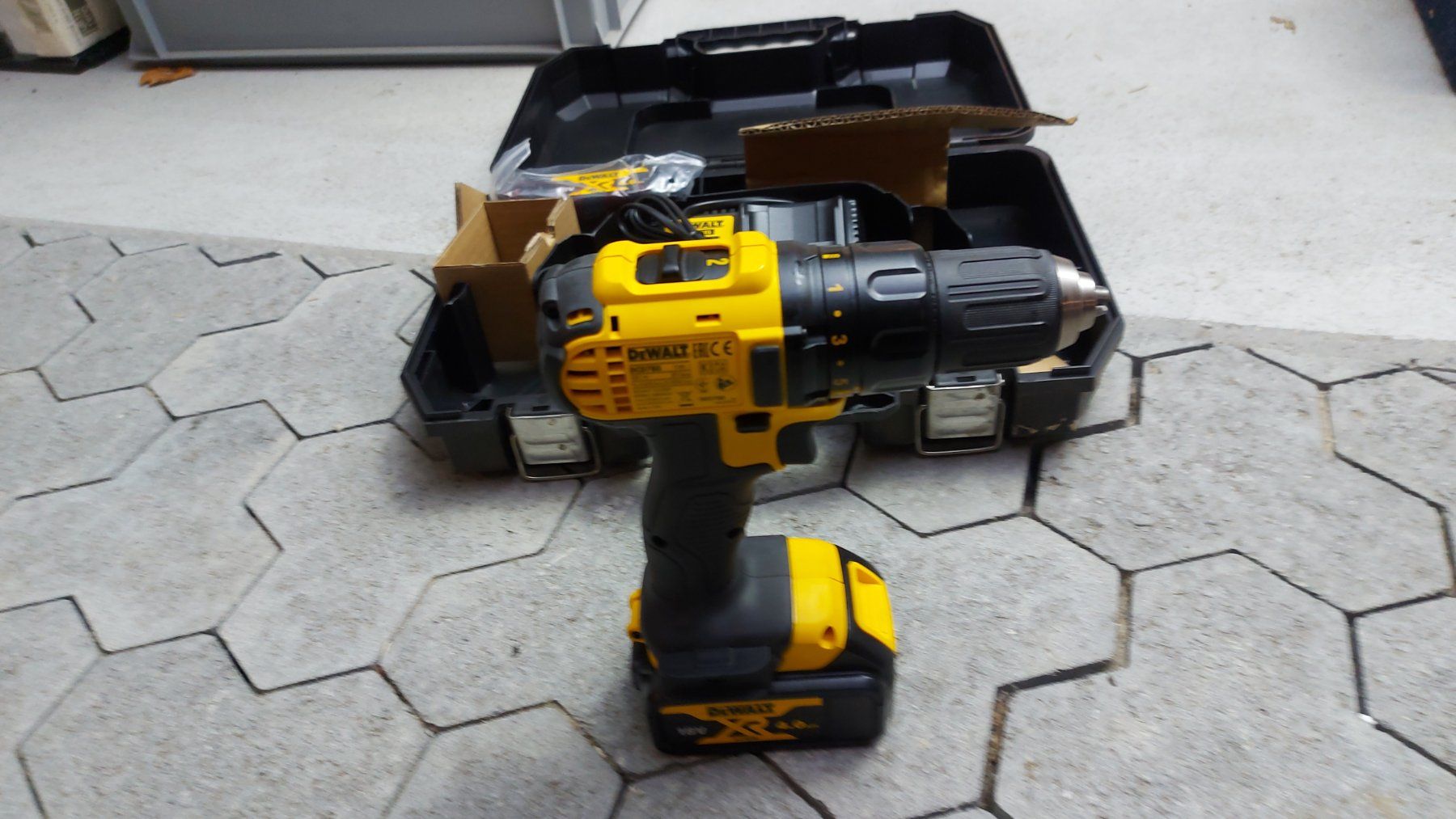 Dewalt Trapani: DeWalt 18V Li-Ion Akku-Bohrschrauber – Nuovo e nell'imballaggio originale da Rickenbach LU venduto da cornel66 6