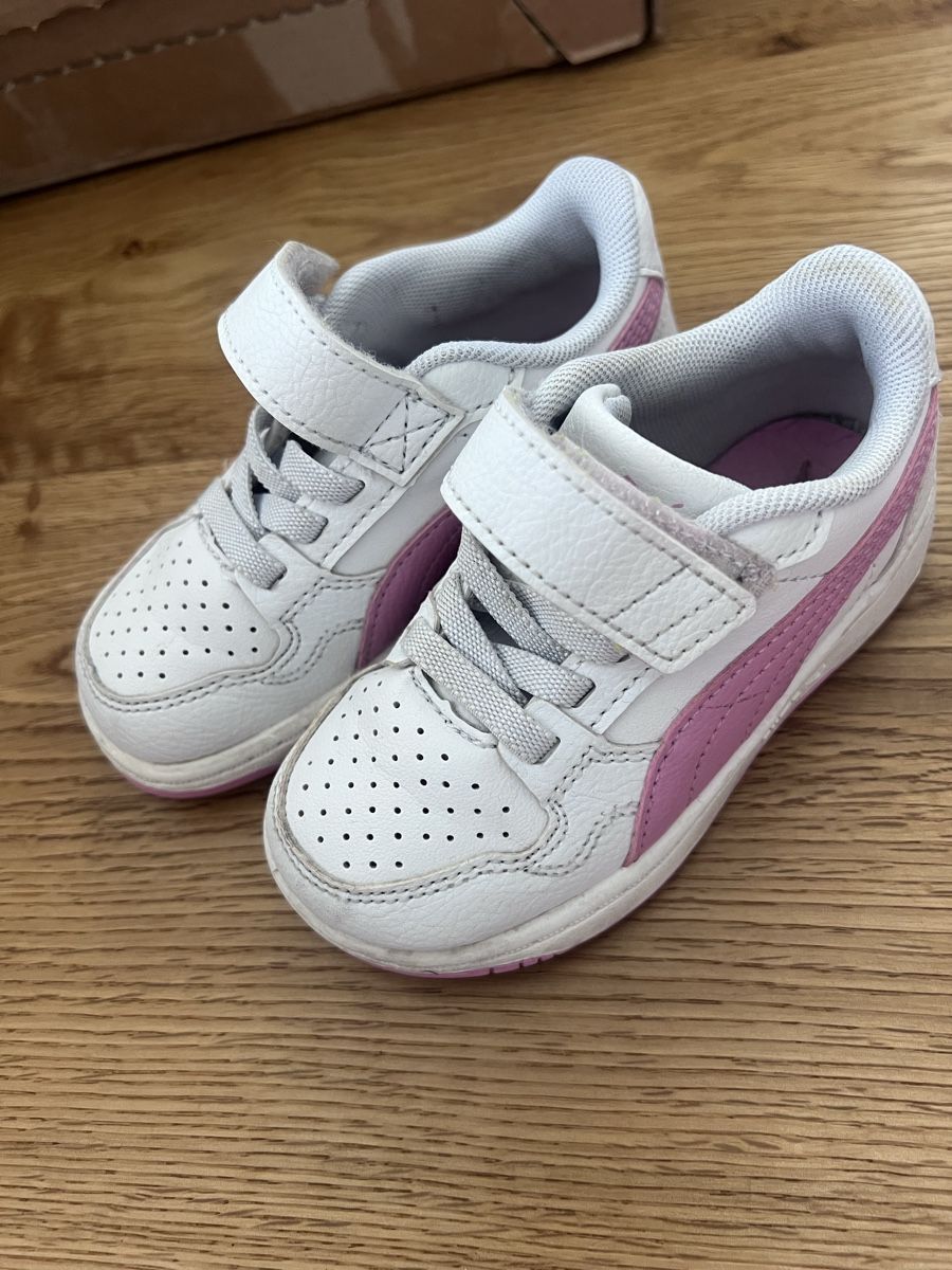 Puma Schuhe für Jungen: Puma Sneaker, Grösse 22, Weiss/Rosa – Gebraucht aus Breitenbach von Saskia.Betschart