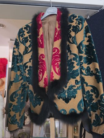 Jacke aus Brokat und Pelz, in perfektem Zustand. Größe Small