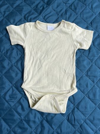 Süsser Baby Body in Grösse 50/56 aus Bio Baumwolle.