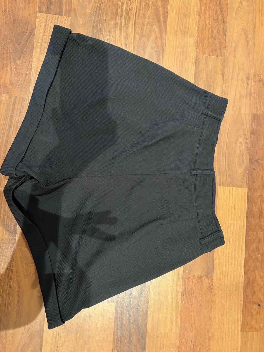 Pantaloni: Schwarze Shorts – Usato da Henau venduto da martina_1998 4