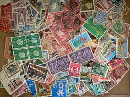 Schachtel mit abgelösten Briefmarken aus aller Welt