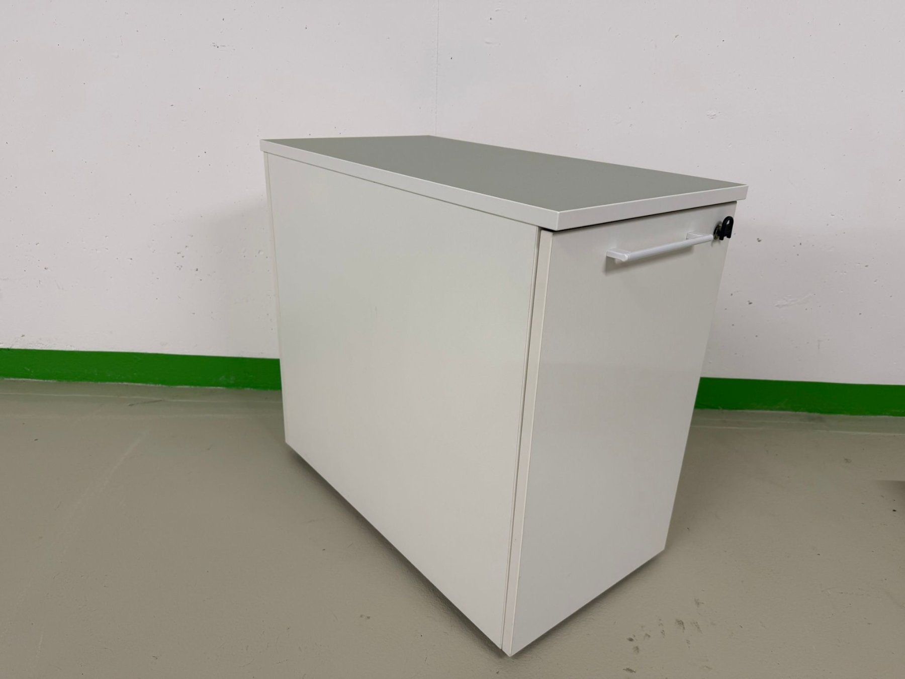 Banconi: Beistellcontainer weiss mit Linoleum Top 4183 Pistachio – Usato da Burgdorf venduto da JaegBdorf