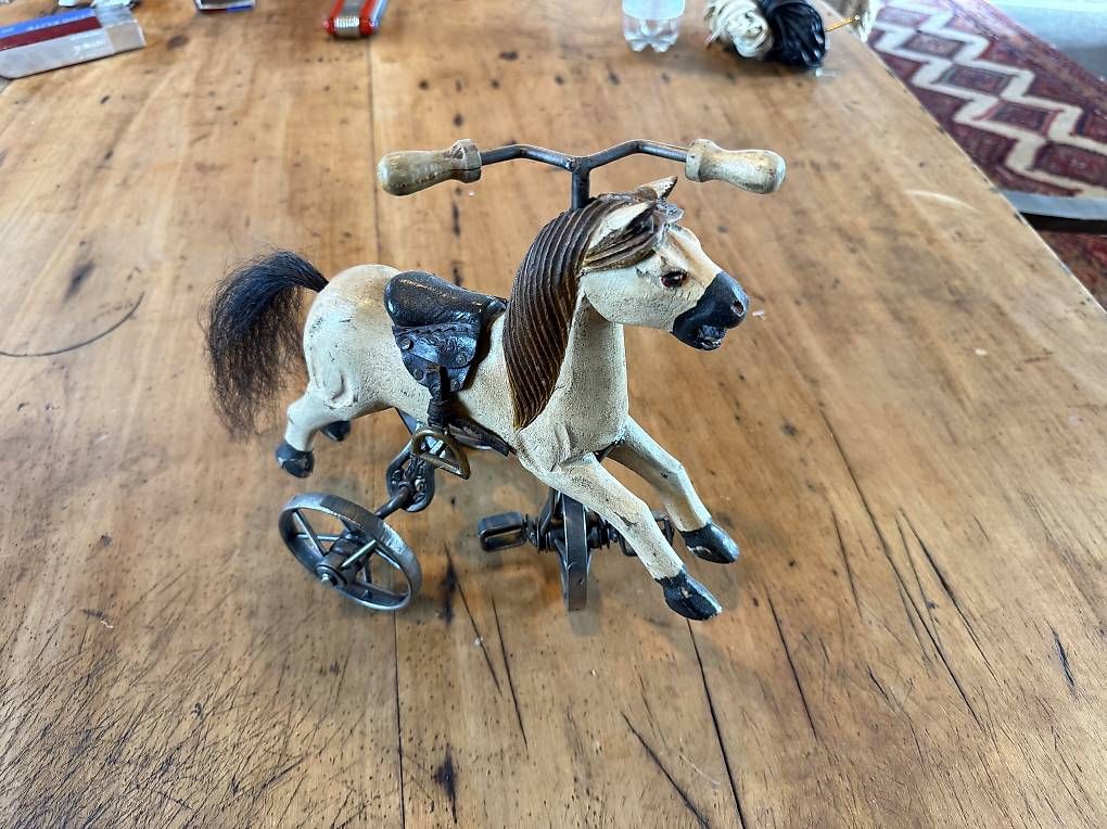 Statuette: Altes Pferd auf drei Räder – Usato da Ruswil venduto da Drux 1