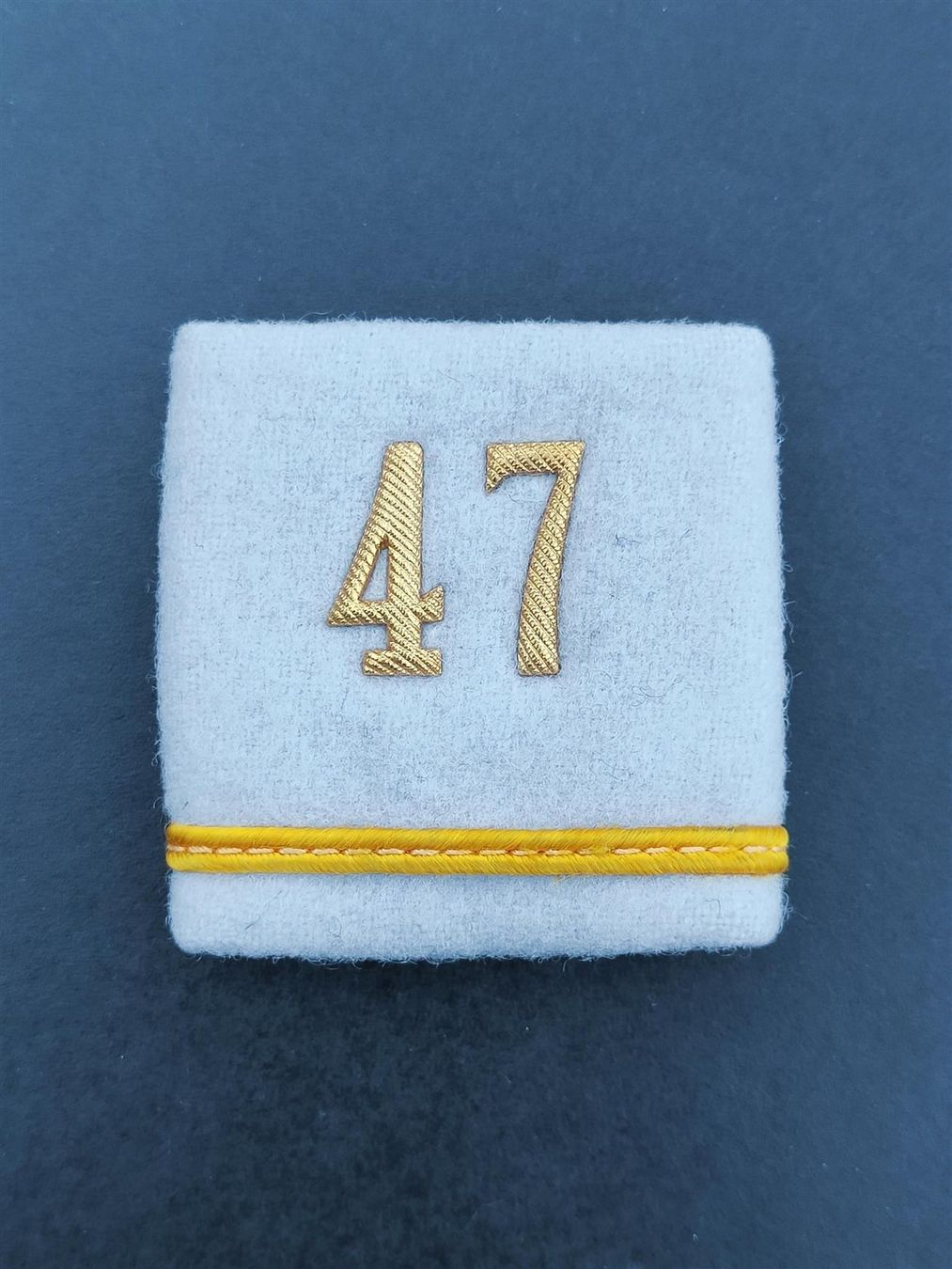 Plaketten & Abzeichen: Schulterpatte Leutnant Bataillon 47 – Gebraucht aus Bauma von SwissMilitaria