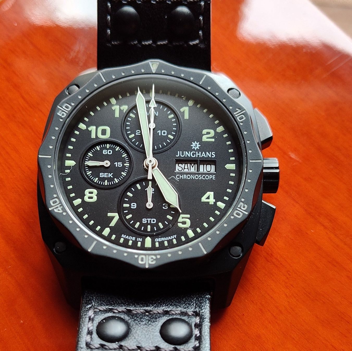Junghans Uhren: Junghans Pilot Chronoscope 027/4523 – Gebraucht aus Basel von OnutWOODLAND