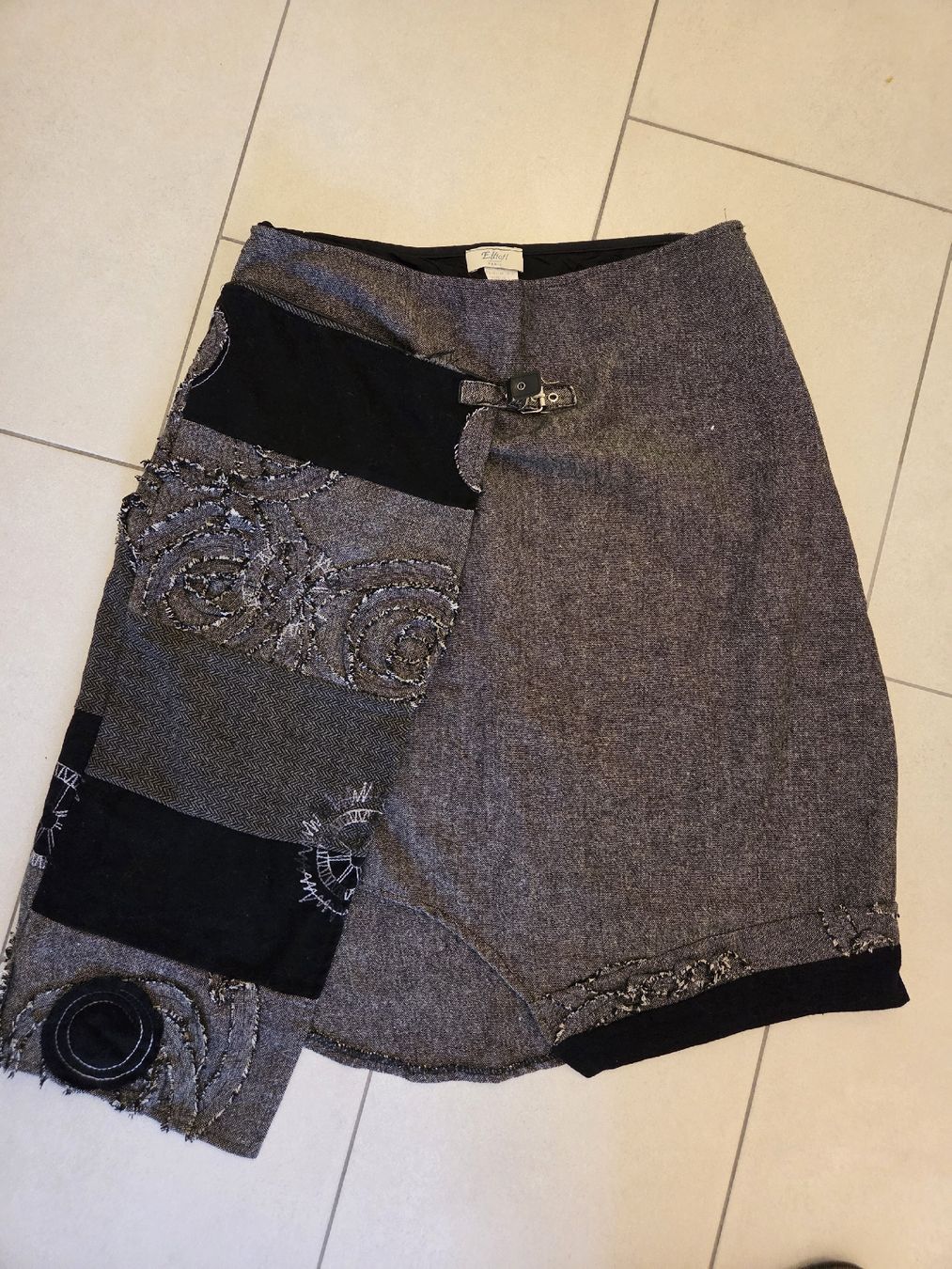 Gonne: Jupe hivernale unique en patchwork, taille 44, vintage – Usato da Monthey venduto da Bubuline