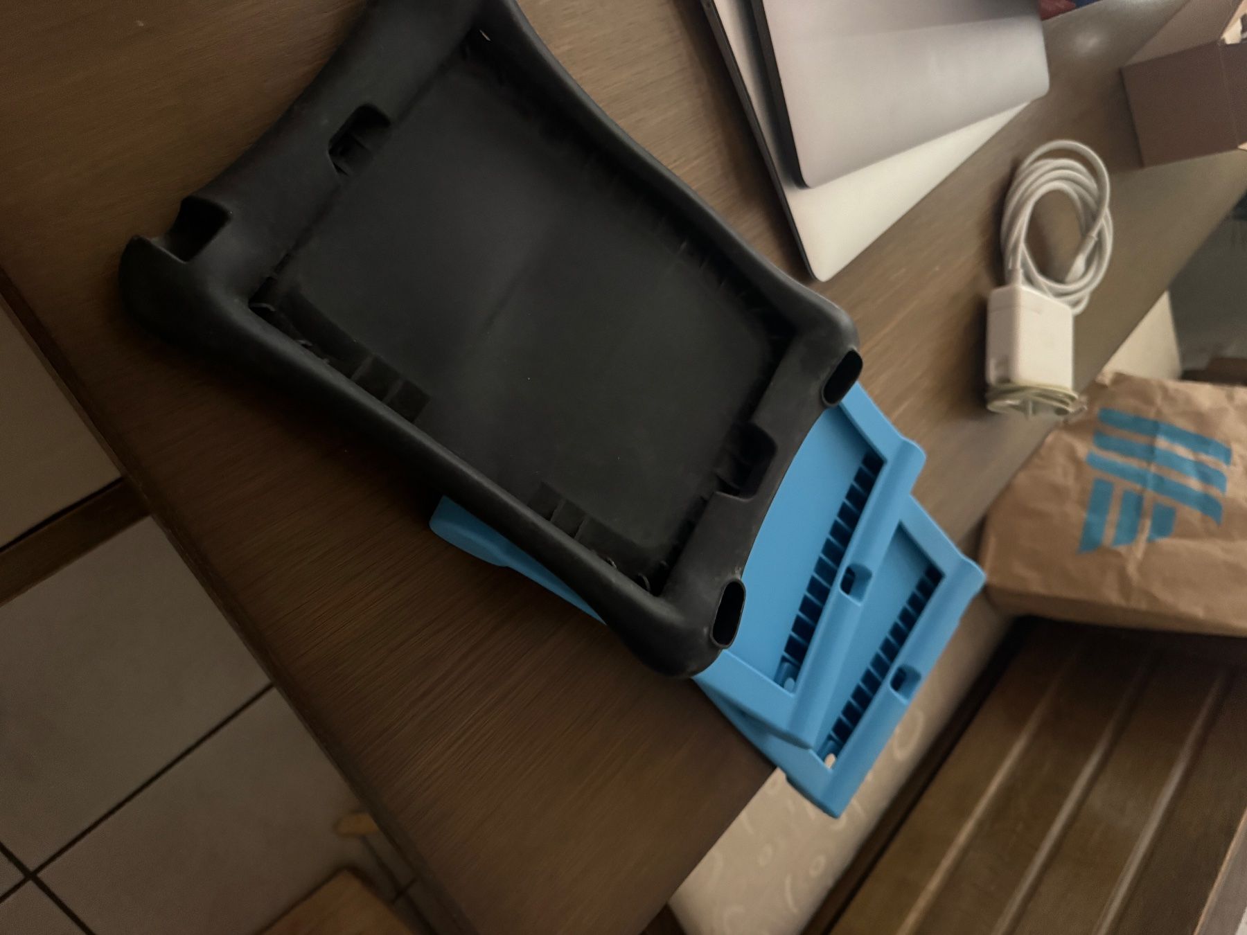 Apple Tablet PC: 3 x iPad-Gummihüllen – Usato da Schänis venduto da Animus1