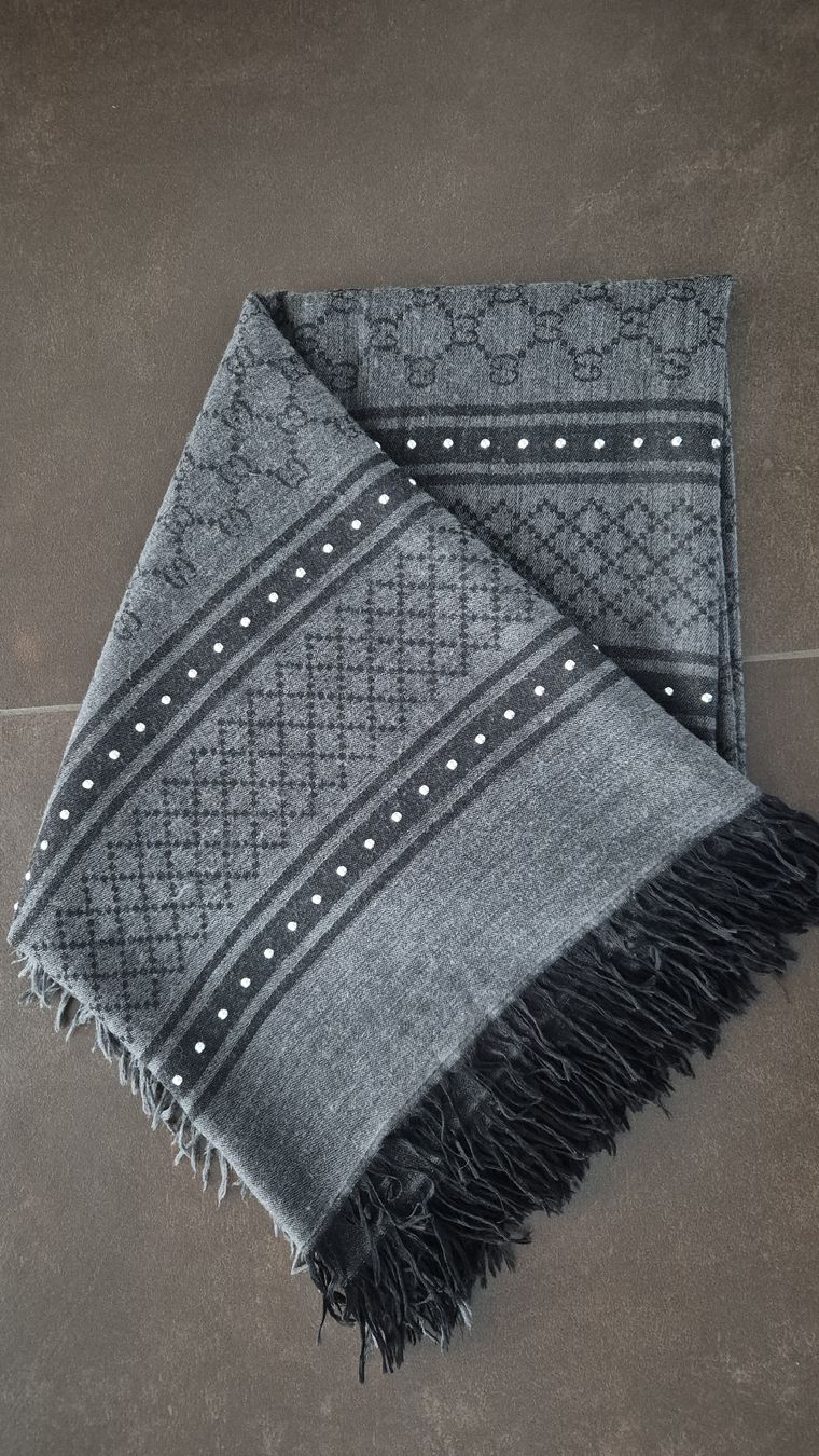 Gucci Foulard & Sciarpe: Gucci Tuch mit Studs – Usato da Oberentfelden venduto da Principessa75