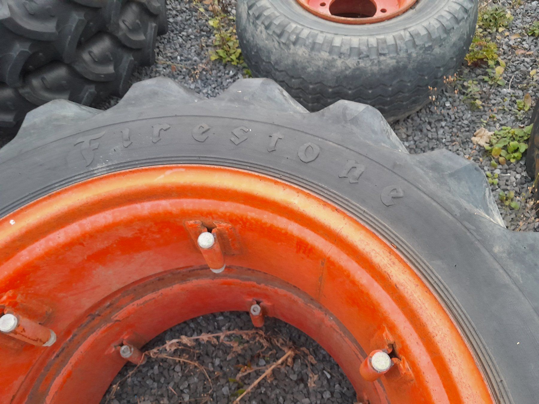 Firestone Pneus & Kompletträder: Rad 12.4-28 – Defekt aus Menzingen von Staub-Landtechnik 2