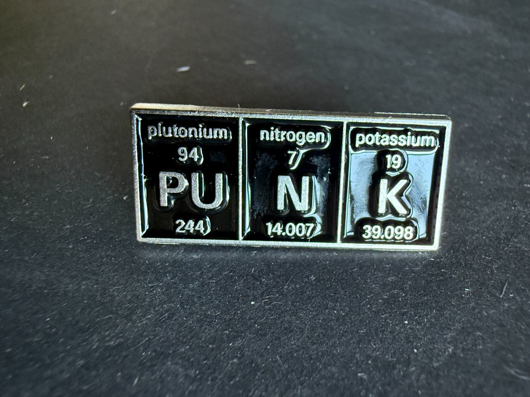 Broschen & Nadeln: Chemie-Stricker PUNK – Neu und originalverpackt aus Lützelflüh-Goldb von Elementis