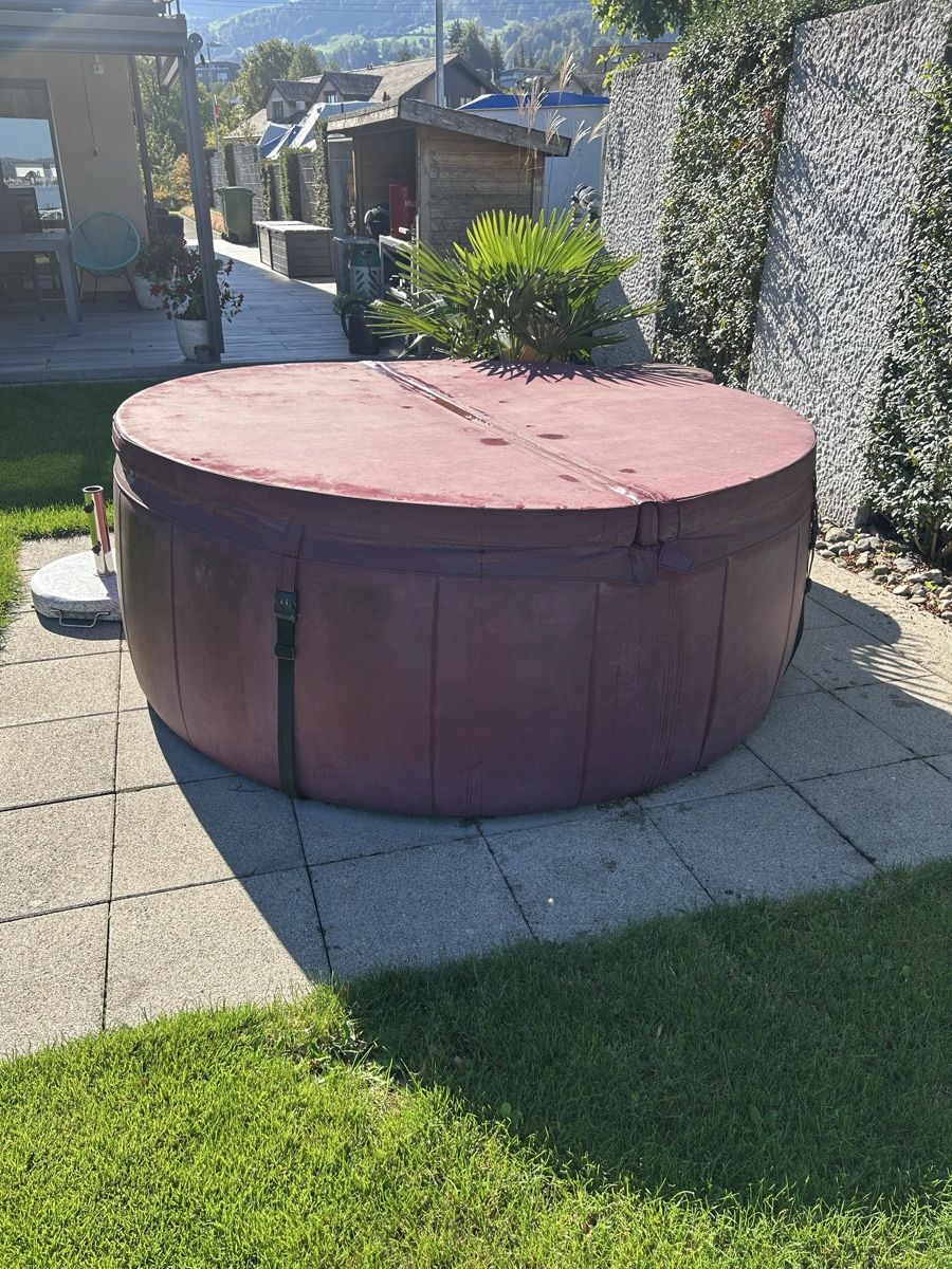 Bains à remous: Softube Wirlpool – Défectueux à Altendorf par Yellow3